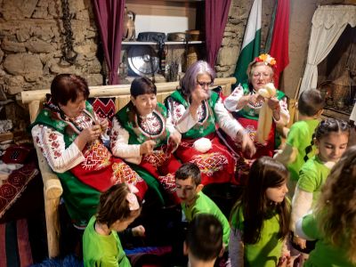 Група "Пчеличка" с. Паталеница изработиха мартенички за полицаите 4