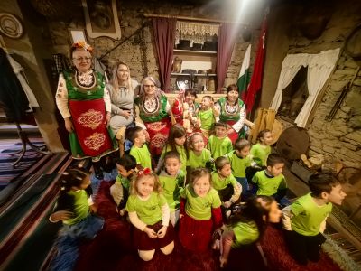 Група "Пчеличка" с. Паталеница изработиха мартенички за полицаите 6