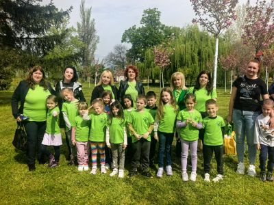 Засаждане на японски вишни от децата на група "Пчеличка" към ДГ "Детелина" 3